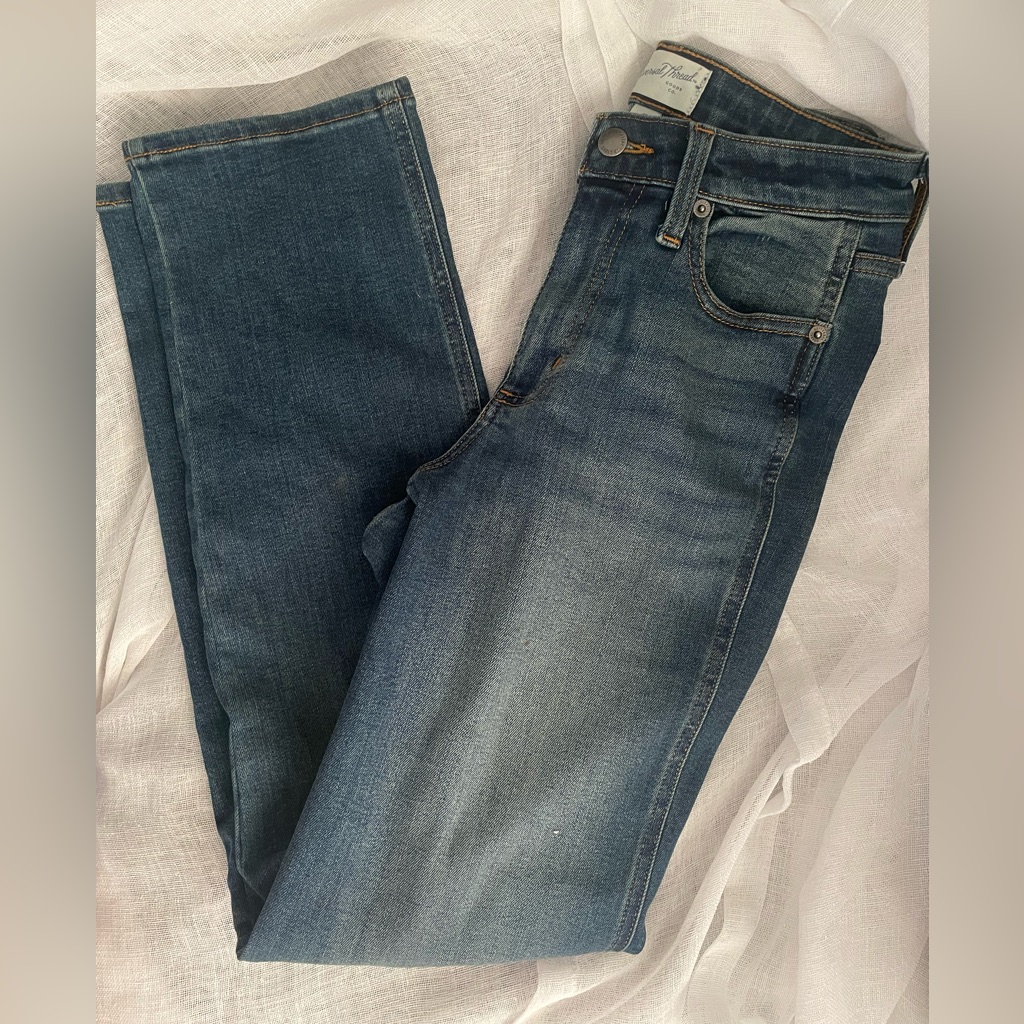 Universal Thread Medium Wash Denim Jeans